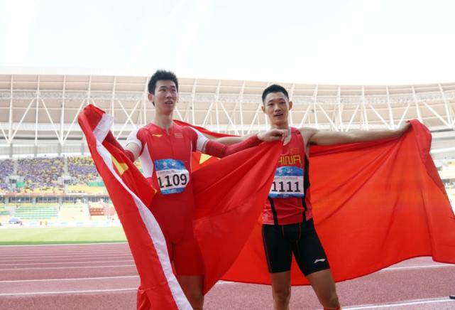 在武汉举行的第七届世界军人运动会田径项目男子跳远决赛中，中国选手王嘉男、黄常洲分别以8米15和8米12的成绩获得冠亚军。