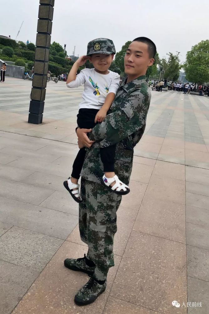 双胞胎兄弟来当兵了