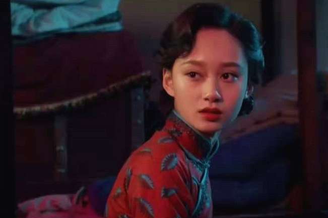 本以为《光荣时代》中的"小东西"够美了,看到她的生活照,美到犯规