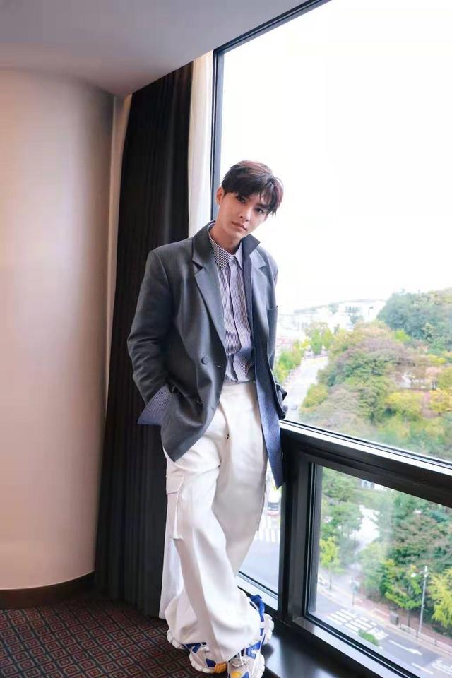 炎亚纶离开华研首度现身一袭西装尽显少年感,颜值状态简直逆生长