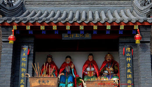 西配殿的西北角有清代增建成的狐仙一间.