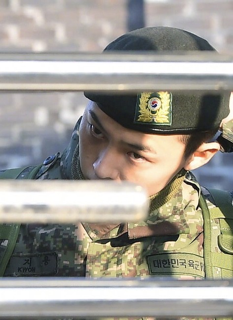 权志龙终于退伍现场3000名粉丝接他回家点亮上海双子塔应援