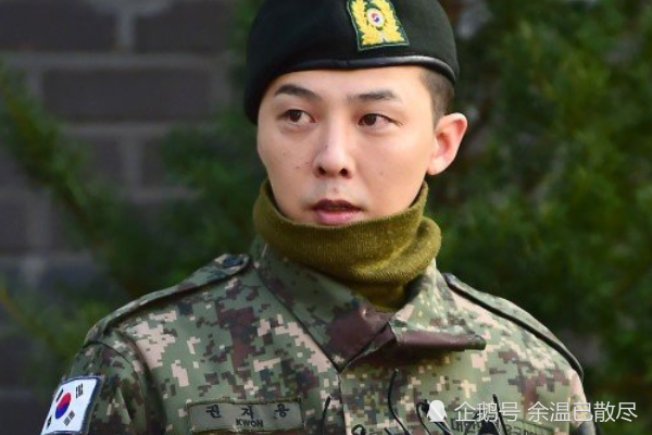 权志龙退伍现场堪比演唱会,一身军装,宛如太阳的后裔中的柳大尉