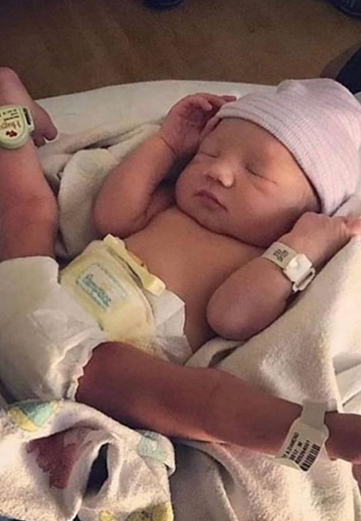 10月26日,张柏芝在个人社交平台晒出了三胎儿子的正面照,难得张柏芝