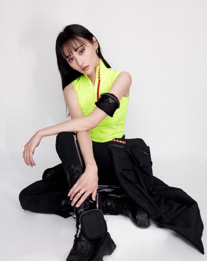 郑爽新照瘦到"脱相",鼻子却遭到了质疑,网友调侃:和张恒分手了?