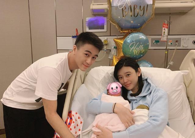 何鸿燊|赌王何鸿燊丧礼举行，窦骁随何超莲一起现身，疑证实两人结婚传闻