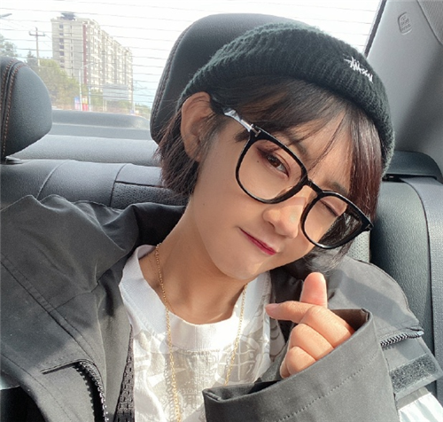 代古拉k大学毕业照曝光穿学士服自信微笑素颜颜值好高啊