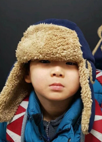 表情包"扛把子"宋民国长大了,穿西装与粉丝拍照,变成长腿欧巴