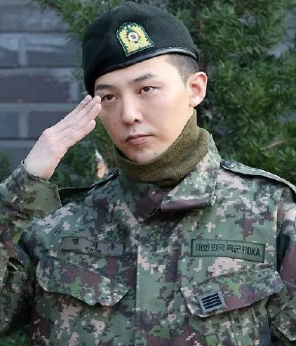 权志龙时隔两年退伍,看到他的军装素颜照,网友"没粉错人"