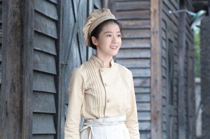 当22岁张雪迎和26岁杨紫同穿厨娘装，终于明白秦俊杰的品味有多高_腾讯新闻