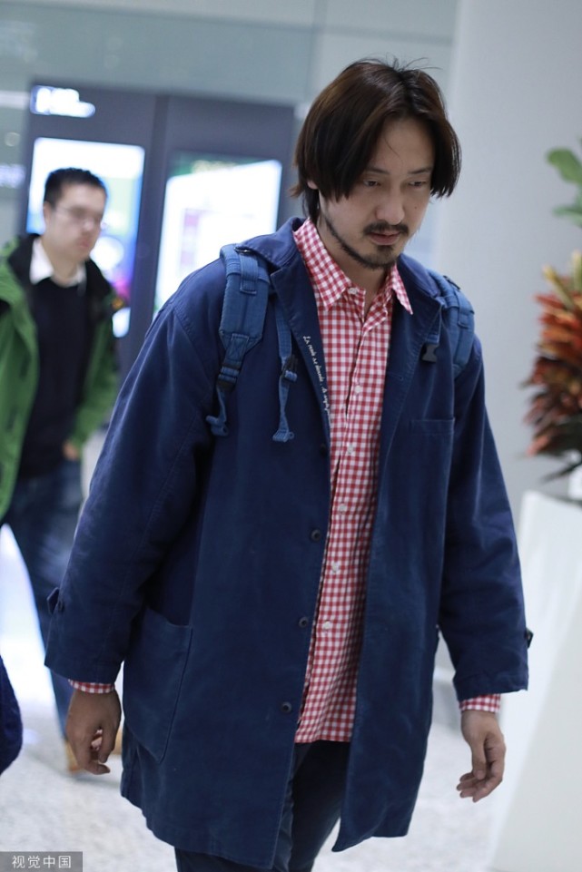 王传君现身机场 留长头发络腮胡文艺气质尽显 抿嘴瞪眼别样可爱