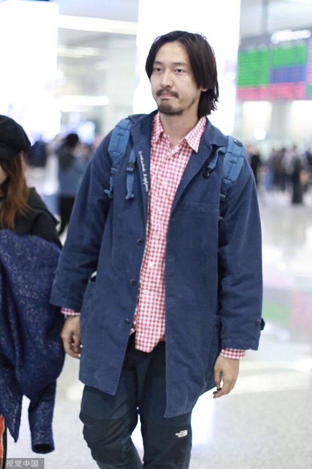 王传君现身机场 留长头发络腮胡文艺气质尽显 抿嘴瞪眼别样可爱
