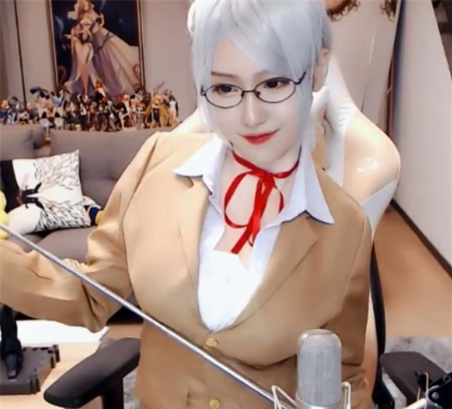 特别是她手上拿着的教鞭,完美的还原了《监狱学园》里副会长的形象