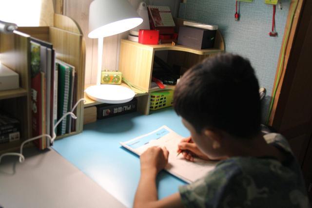 保护儿童视力,用yeelight星辰智能台灯pro护眼