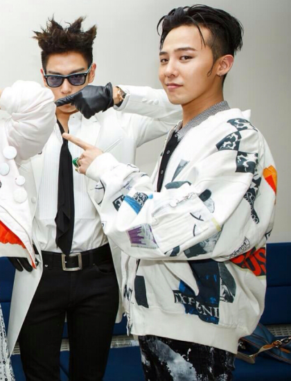 权志龙回归,top晒两人合照,看到女装gd,粉丝:两人真友谊