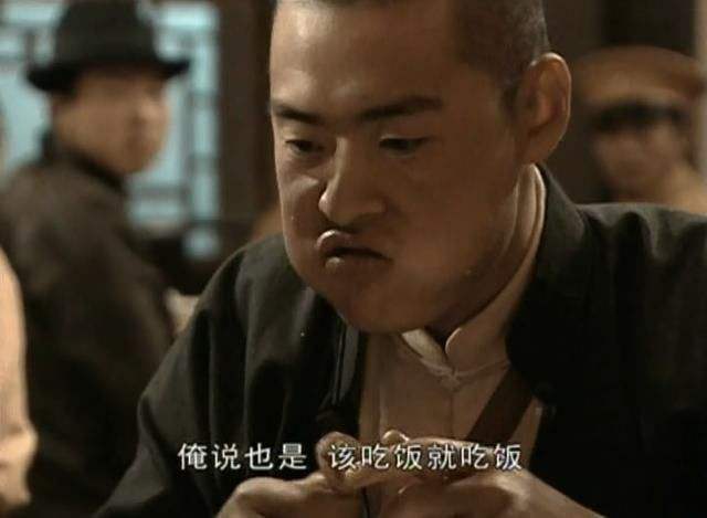 同样是魏和尚吃饭,老版《亮剑》演的像个乞丐,新版亮剑怎么演的像个富