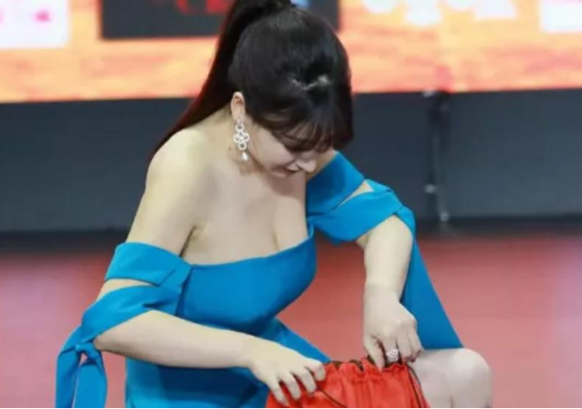 柳岩抹胸装出镜,下蹲时不慎脱落,接下来一个动作让观众看呆了