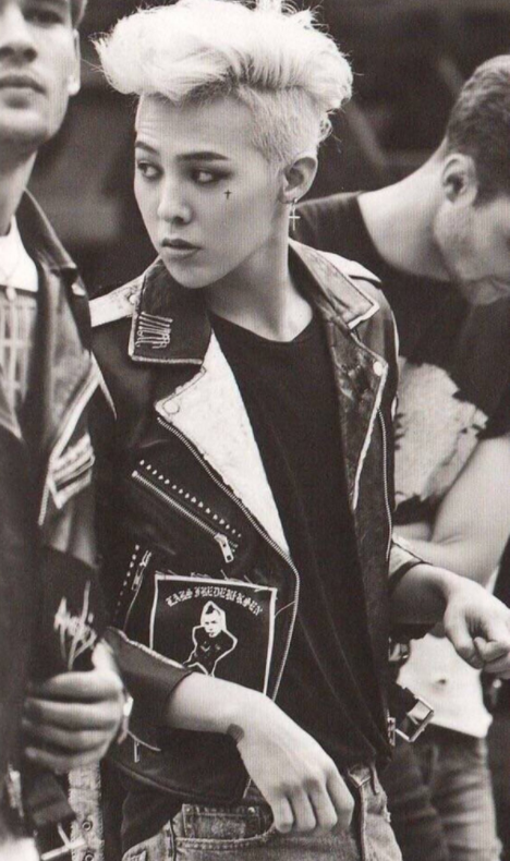 本以为权志龙长发够帅了,当看到他剃了光头后,才明白什么叫"痞帅"!