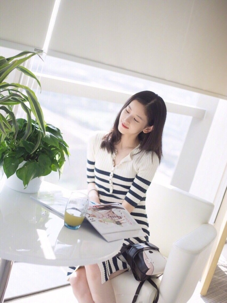 富商老婆章泽天气质越来越好,穿v领毛衣配皮短裤,气质优雅迷人