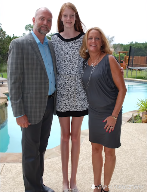 现在仅只有16岁的柯林身高已经高达6英尺9英寸,即206厘米的高度,因此