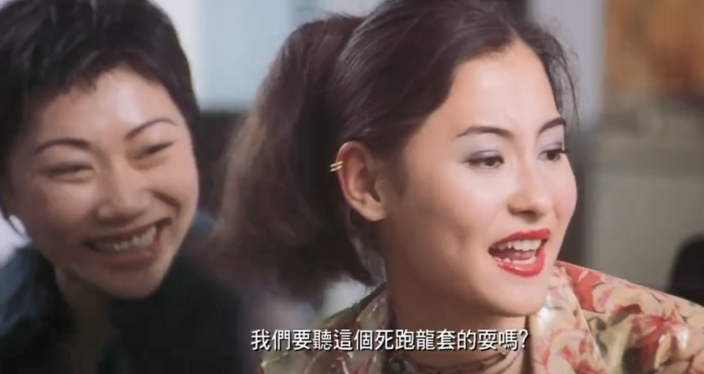 剧情里一帮"坐台小姐"来找天仇学习表演学生妹初恋的样子,女主飘飘第