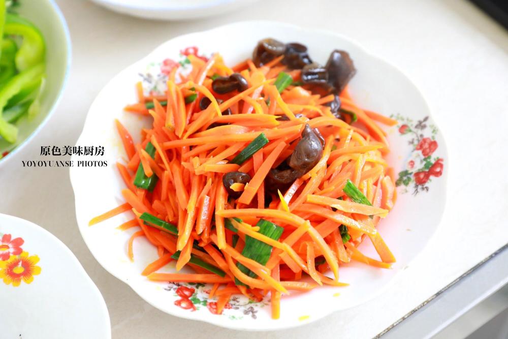 大蒜炒胡萝卜 【制作原料】: 胡萝卜 1个 木耳 一把 大蒜 1棵 盐 1