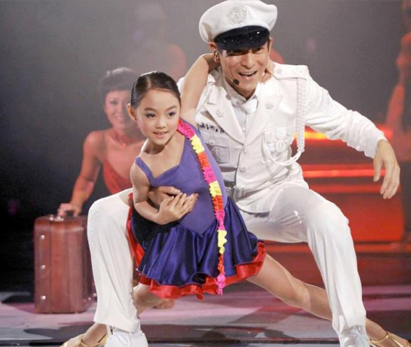 李连杰19岁女儿获邀参加巴黎成人礼网友气质比妈妈差远了