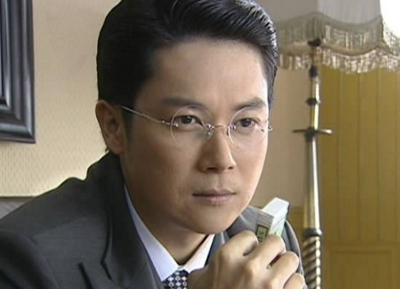 《上错花轿嫁对郎》柯世昭,是非常典型的反派人物,他虽然非常的聪明