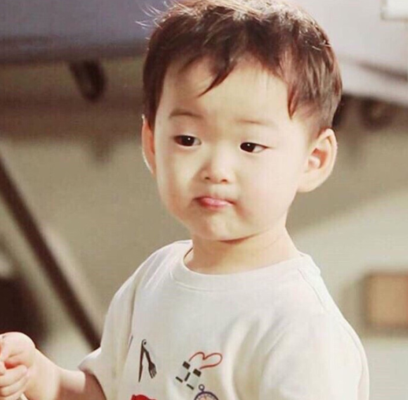 "表情包小王子"宋民国近照曝光,身高拉伸式成长,打着领带像个"小大人"
