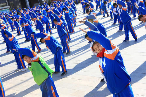 初中课间操,女生自认为很土的3种行为,却是男