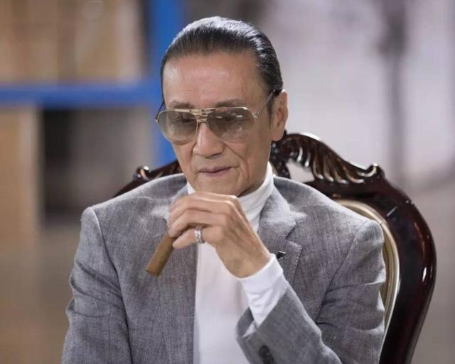 曾经70多岁的谢贤找了小49岁的女友coco公开宣布我对她是有爱的