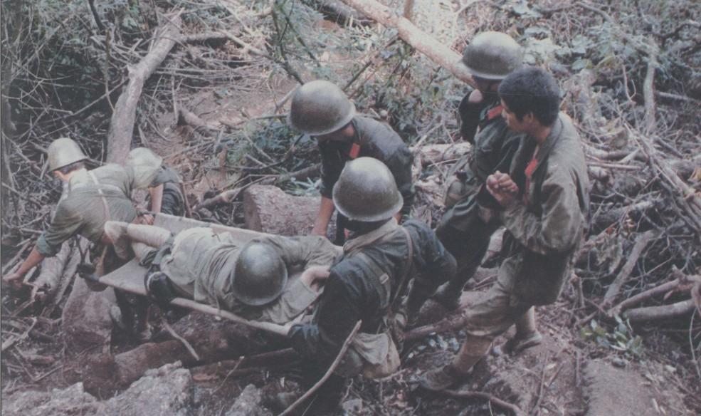 到完全收复扣林山时止,李卫东先后救护了20多名伤员.