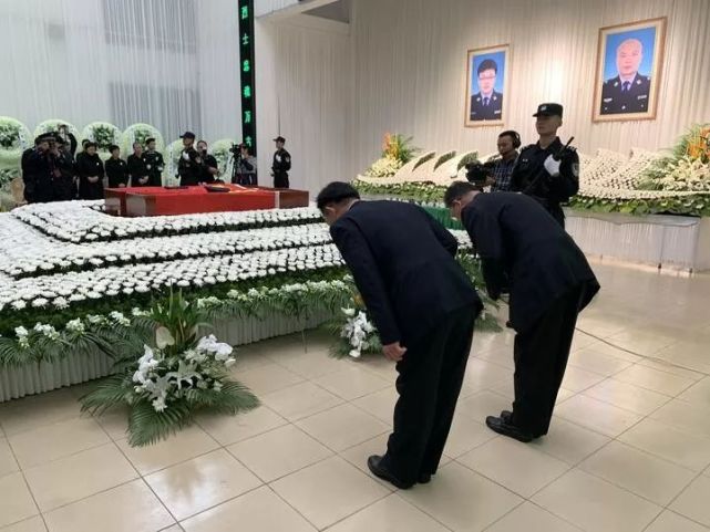 台州市路桥区副区长,公安局局长李孟主持追悼会.