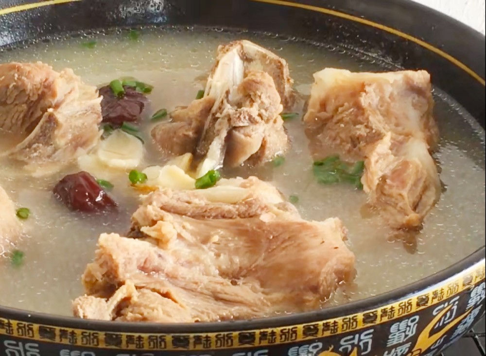 骨头都别瞎炖了,直接下锅就是大错特错!教你正确做法,肉烂汤鲜