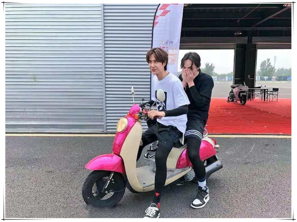 王一博骑电车带尹正兜风,尹正害羞双手捂脸,两人"兄弟装"同款丝袜太