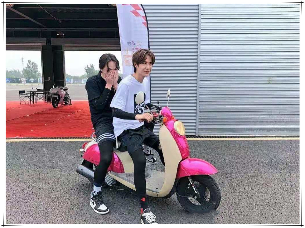 王一博骑电车带尹正兜风,尹正害羞双手捂脸,两人"兄弟装"同款丝袜太