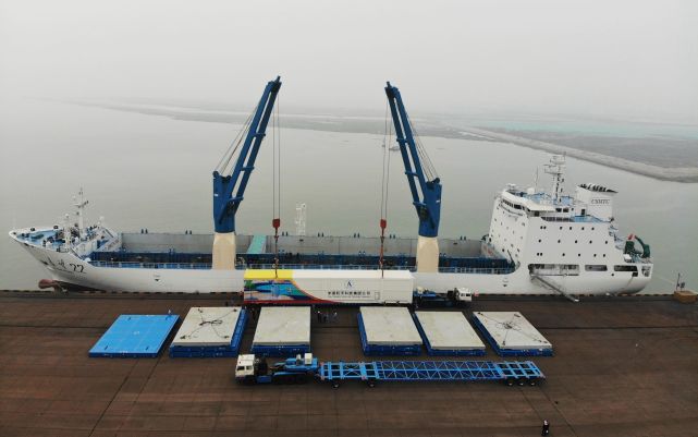 长征五号在天津港吊装上船。国家航天局供图