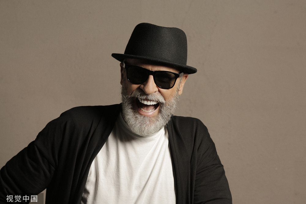 1,阳光强烈时外出要佩戴墨镜怎样做可以有效预防白内障的发生呢?