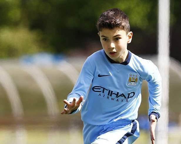 但这位曼联名宿将自己的儿子凯伊送进了曼城的青训营,这是因为如今