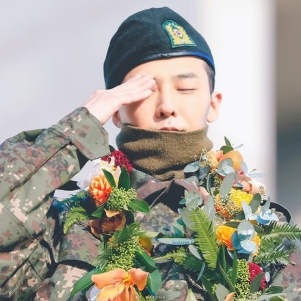 权志龙:我军装寸头不适合,造型师:试试吧,看到举起手那刻心都化了