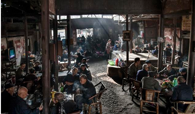 武汉老茶馆一景武汉的茶馆于我印象中同样深刻,小时候我们所住的楼房