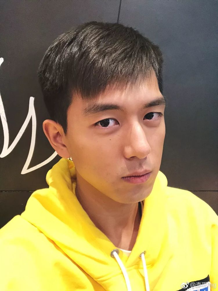 美妆直播间抓到林更新?糙汉也开始精致了