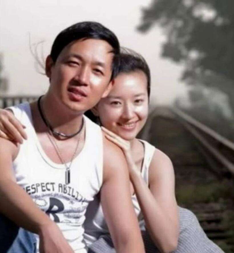 董洁42岁前男友王大治近照曝光退出娱乐圈4年2岁女儿乖巧可爱