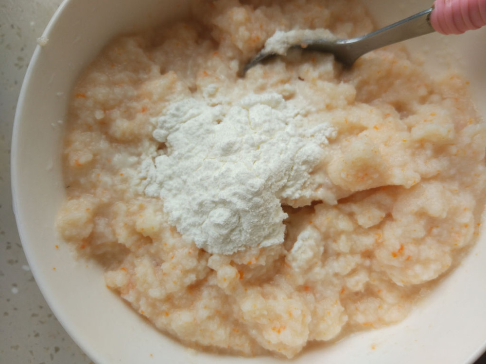 第三步:把打好的鱼泥倒入碗中,随后加入适量淀粉拌匀