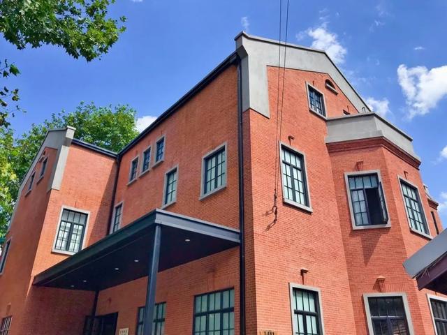 这幢花园建筑建于1933年,假三层砖混结构,面积达到800平方米,前后花园