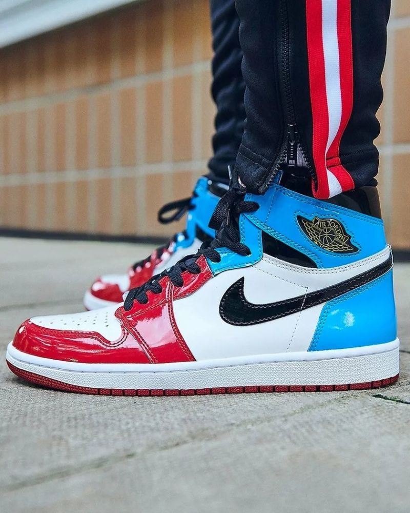 其中的主角鞋款aj1 fearless在经过一段时间的曝光后也终于即将迎来