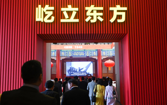 9月28日，海外侨胞在北京受邀参观“伟大历程 辉煌成就——庆祝中华人民共和国成立70周年大型成就展”。新华社记者 陈晔华 摄