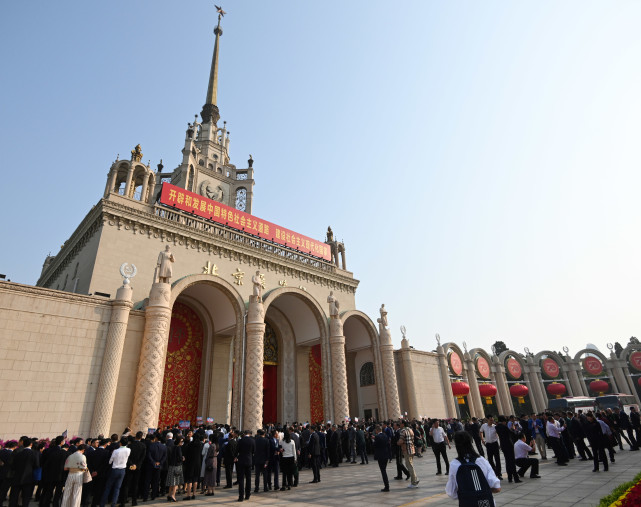 9月28日，海外侨胞在北京展览馆外准备进馆参观“伟大历程 辉煌成就——庆祝中华人民共和国成立70周年大型成就展”。新华社记者 陈晔华 摄