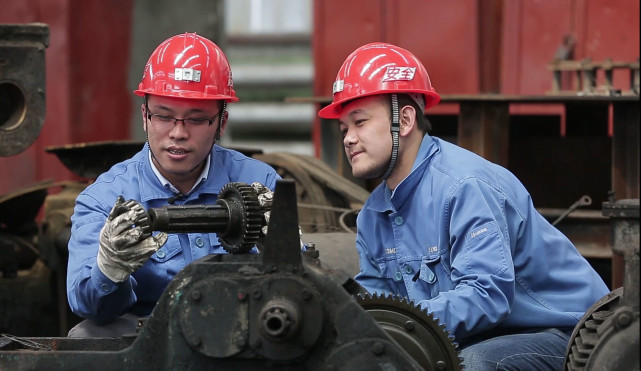 全国人大代表、山西焦煤西山煤电杜儿坪煤矿的董林（左）为职工讲解设备构造和传动原理（2018年4月25日摄）。新华社发