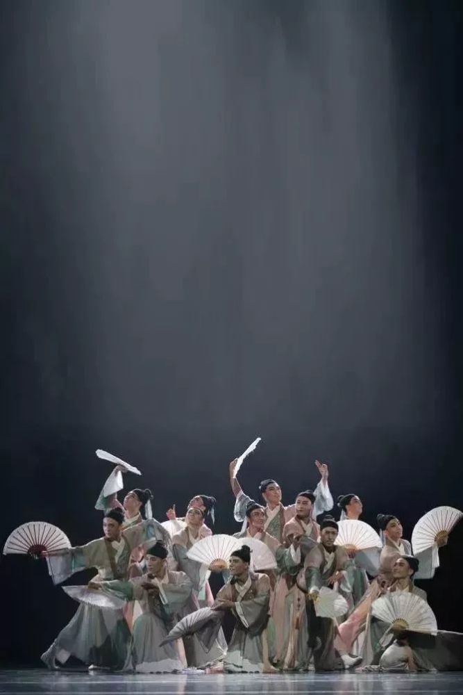 作品:《问月》演员:罗昱文编导:欧思维舞蹈类最具人气的微信公众平台